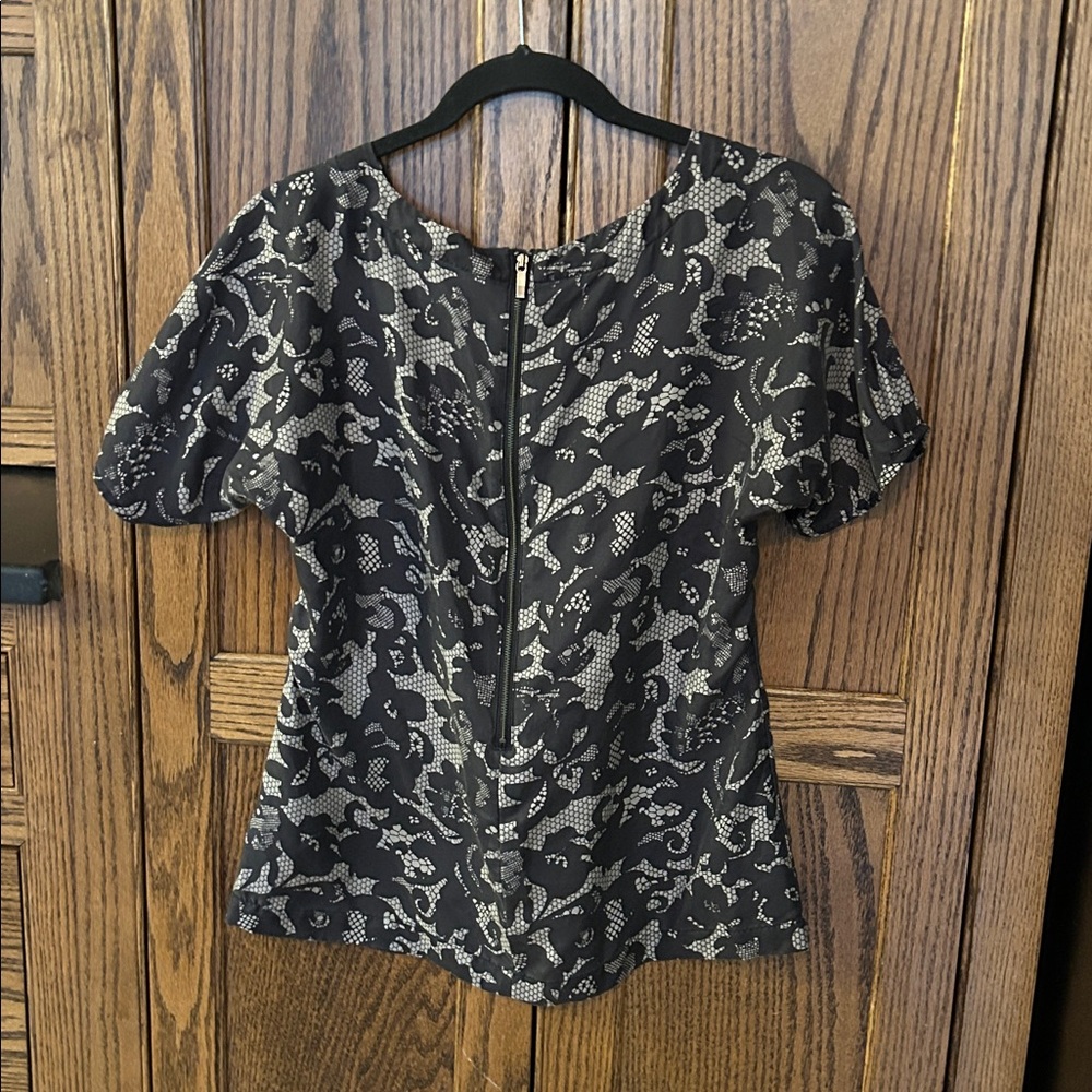 Banana Republic 100% Silk Top Lace Print Black Cream Blouse Short Sleeve Small - Picture 4 of 5